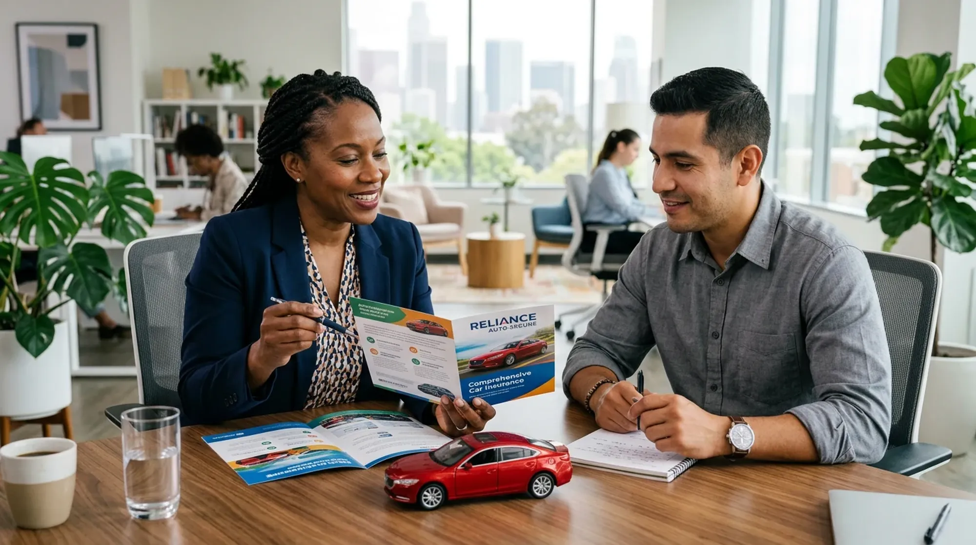 Scena konsultacji informacyjnej przy materiałach o ubezpieczeniach komunikacyjnych